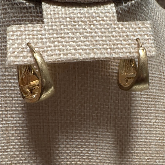 Gold Tone Chunky Hoop Earrings (BR1111) - Picture 5 of 7